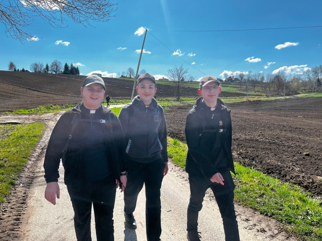 Fotorelacja: Na pielgrzymim szlaku do Sanktuariów Jubileuszowych - przechadzka po rekolekcjach