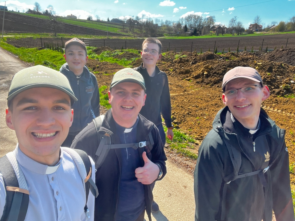 Fotorelacja: Na pielgrzymim szlaku do Sanktuariów Jubileuszowych - przechadzka po rekolekcjach