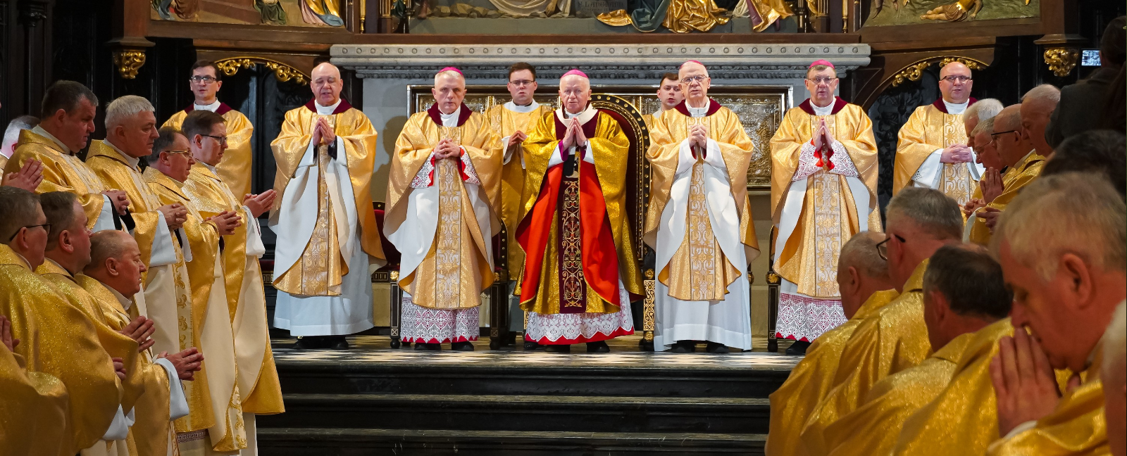 Zdjęcie z Liturgii Godzin oraz Mszy Krzyżma w przemyskiej Archikatedrze