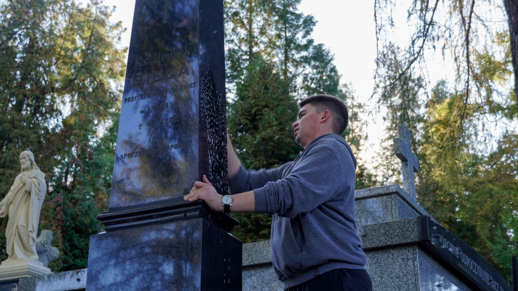 Fotorelacja: Sprzątanie cmentarza – troska o pamięć i wspólne dobro