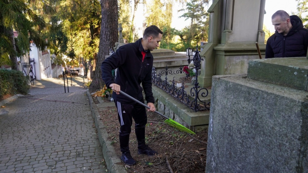 Fotorelacja: Sprzątanie cmentarza – troska o pamięć i wspólne dobro