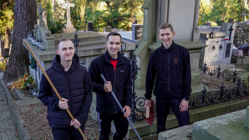 Fotorelacja: Sprzątanie cmentarza – troska o pamięć i wspólne dobro