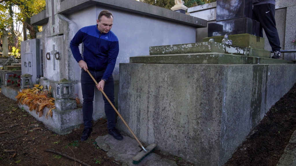 Fotorelacja: Sprzątanie cmentarza – troska o pamięć i wspólne dobro