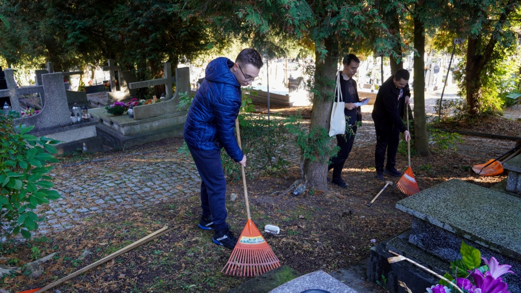 Fotorelacja: Sprzątanie cmentarza – troska o pamięć i wspólne dobro