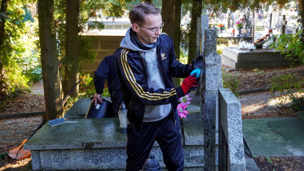 Fotorelacja: Sprzątanie cmentarza – troska o pamięć i wspólne dobro