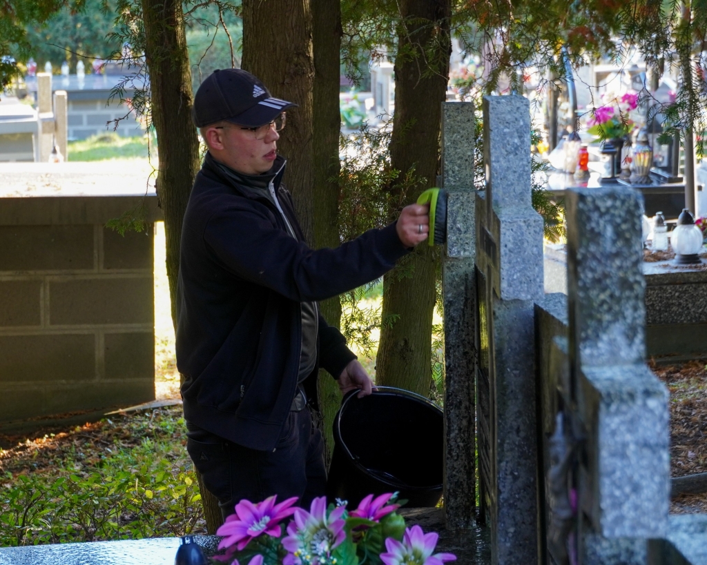 Fotorelacja: Sprzątanie cmentarza – troska o pamięć i wspólne dobro