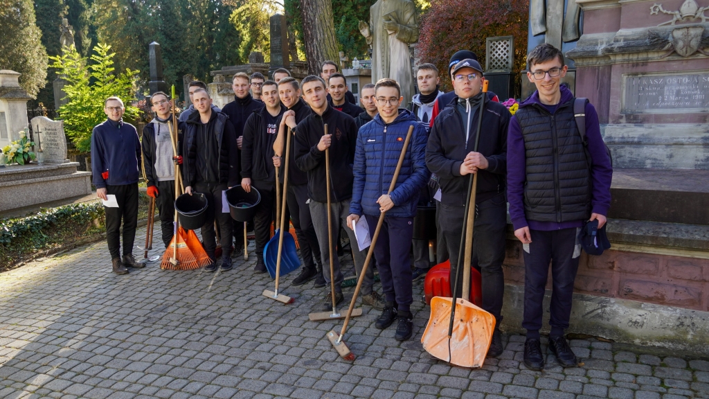 Fotorelacja: Sprzątanie cmentarza – troska o pamięć i wspólne dobro