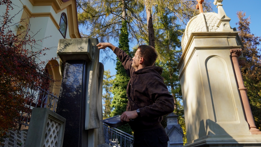 Fotorelacja: Sprzątanie cmentarza – troska o pamięć i wspólne dobro
