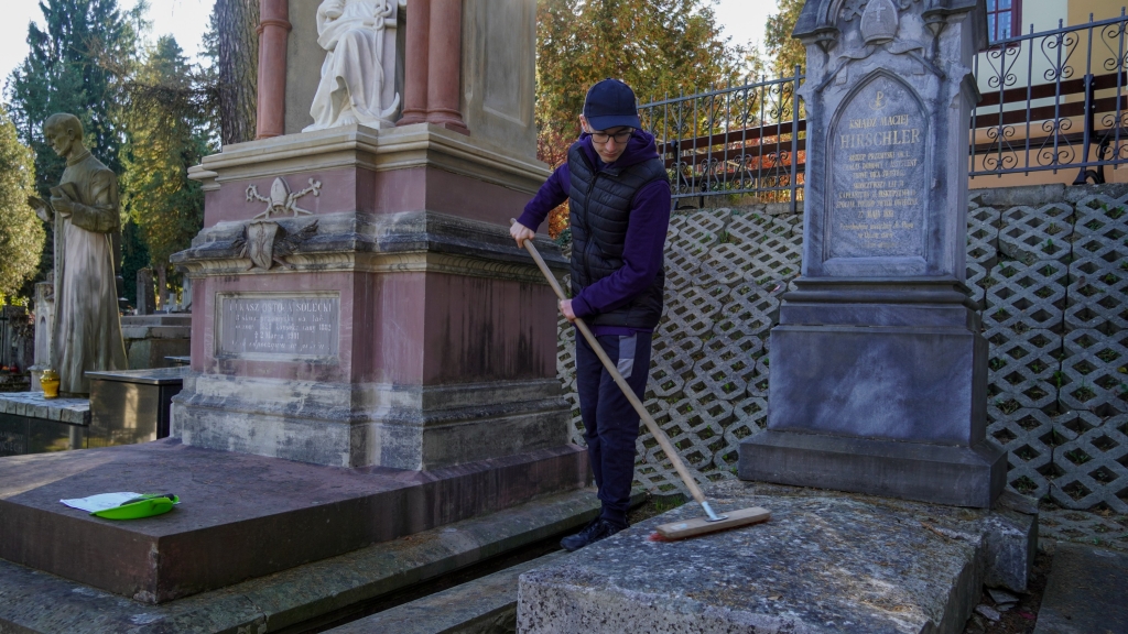 Fotorelacja: Sprzątanie cmentarza – troska o pamięć i wspólne dobro