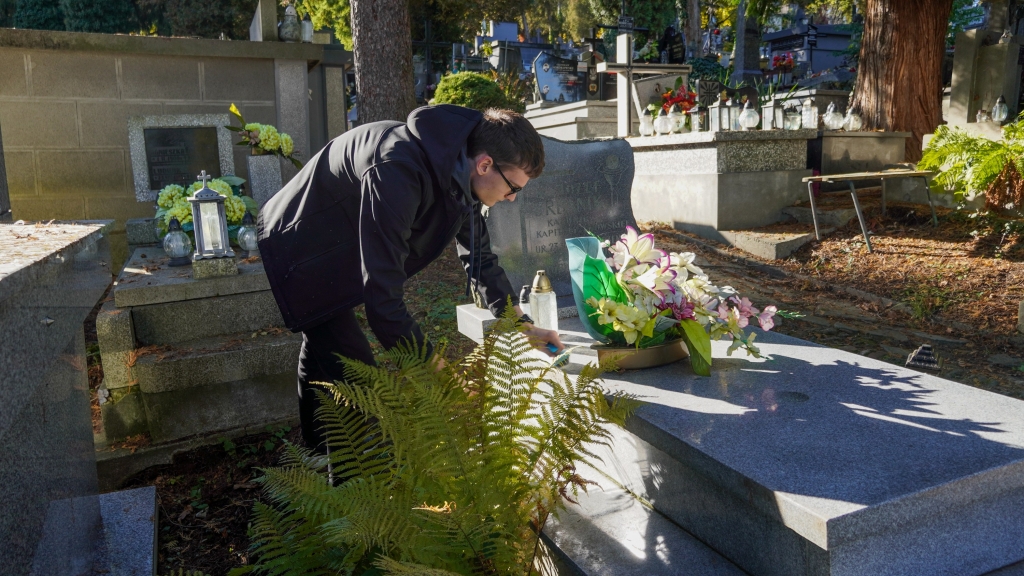 Fotorelacja: Sprzątanie cmentarza – troska o pamięć i wspólne dobro