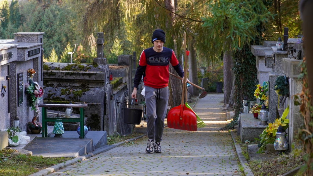 Fotorelacja: Sprzątanie cmentarza – troska o pamięć i wspólne dobro