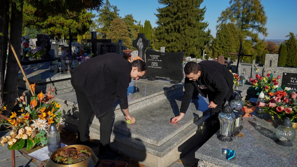 Fotorelacja: Sprzątanie cmentarza – troska o pamięć i wspólne dobro