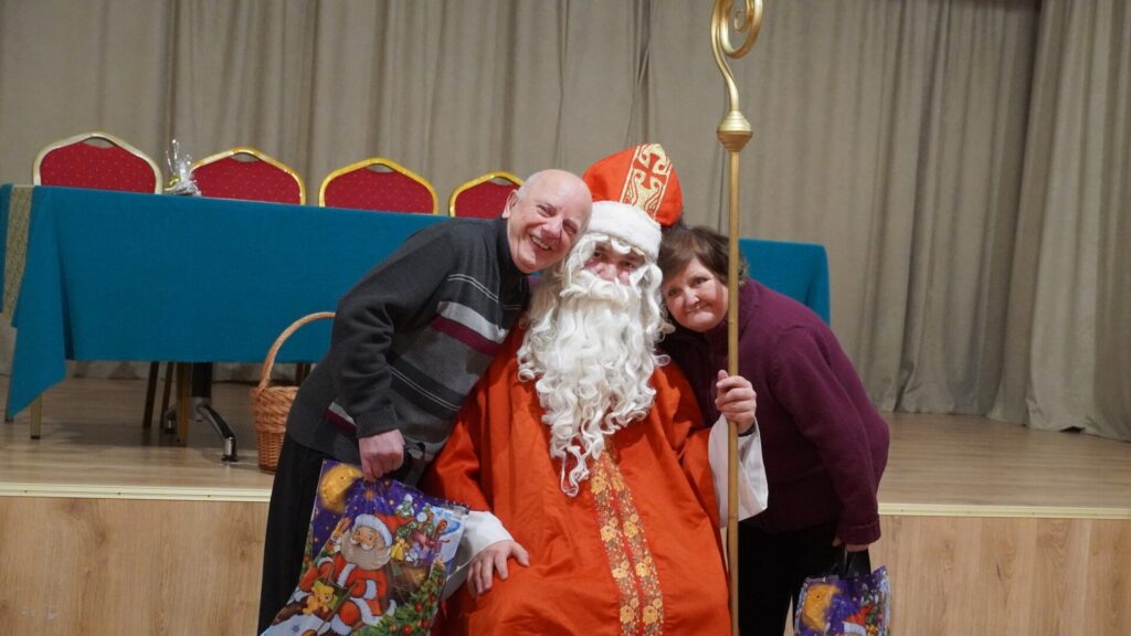 Fotorelacja: Klerycy z pomocą św. Mikołajowi