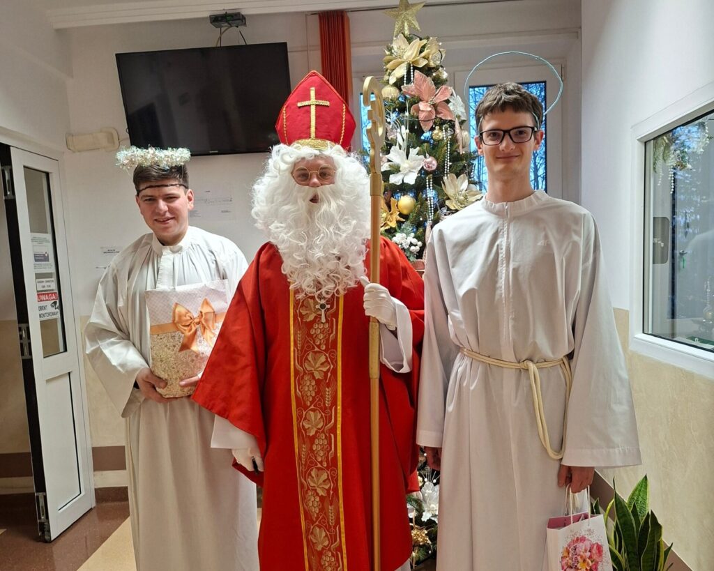 Fotorelacja: Klerycy z pomocą św. Mikołajowi