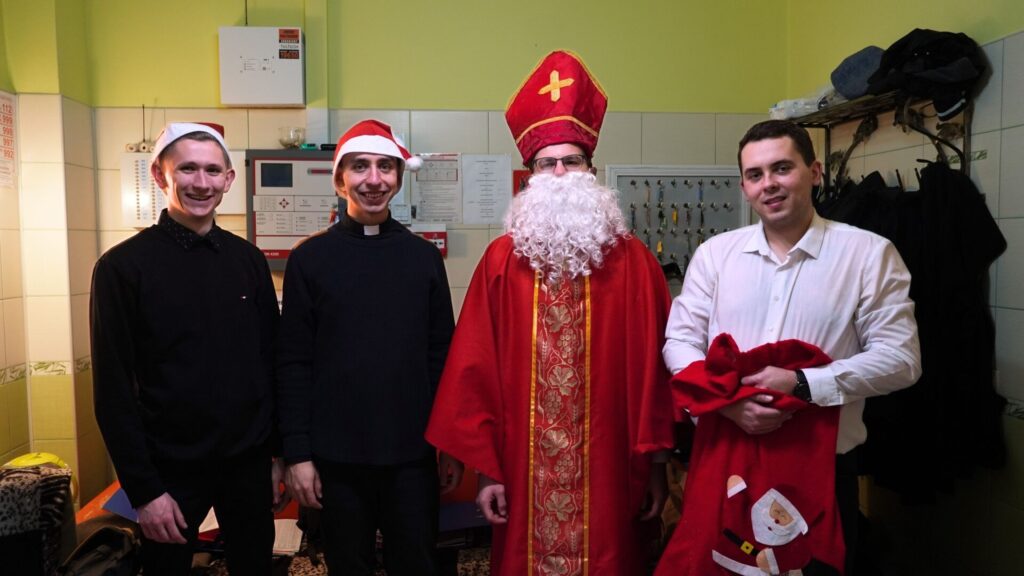 Fotorelacja: Klerycy z pomocą św. Mikołajowi
