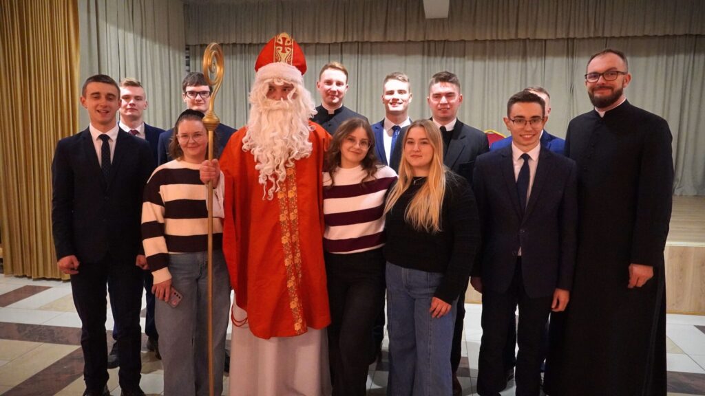 Fotorelacja: Klerycy z pomocą św. Mikołajowi