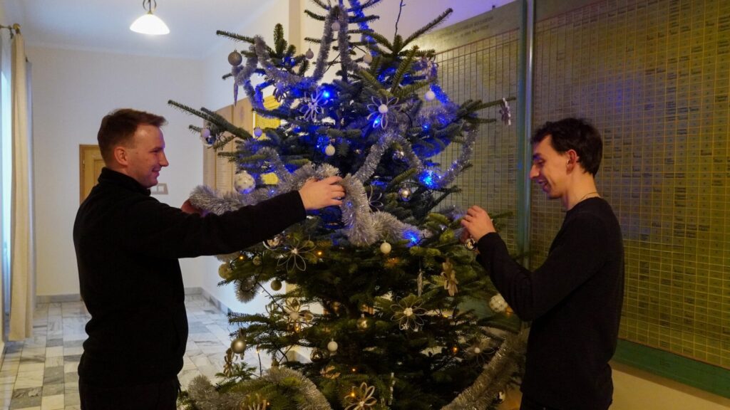 Fotorelacja: Ubieranie choinek i prace porządkowe