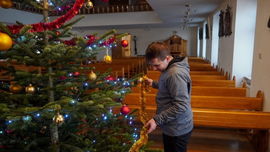 Fotorelacja: Ubieranie choinek i prace porządkowe