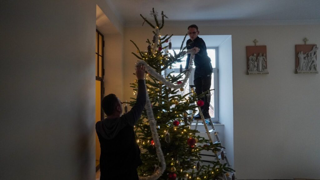 Fotorelacja: Ubieranie choinek i prace porządkowe