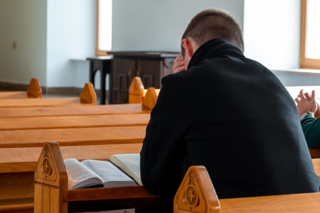 Kleryk w kaplicy WSD