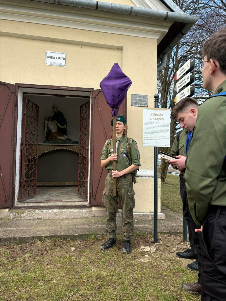 Fotorelacja: harcerska Droga Krzyżowa