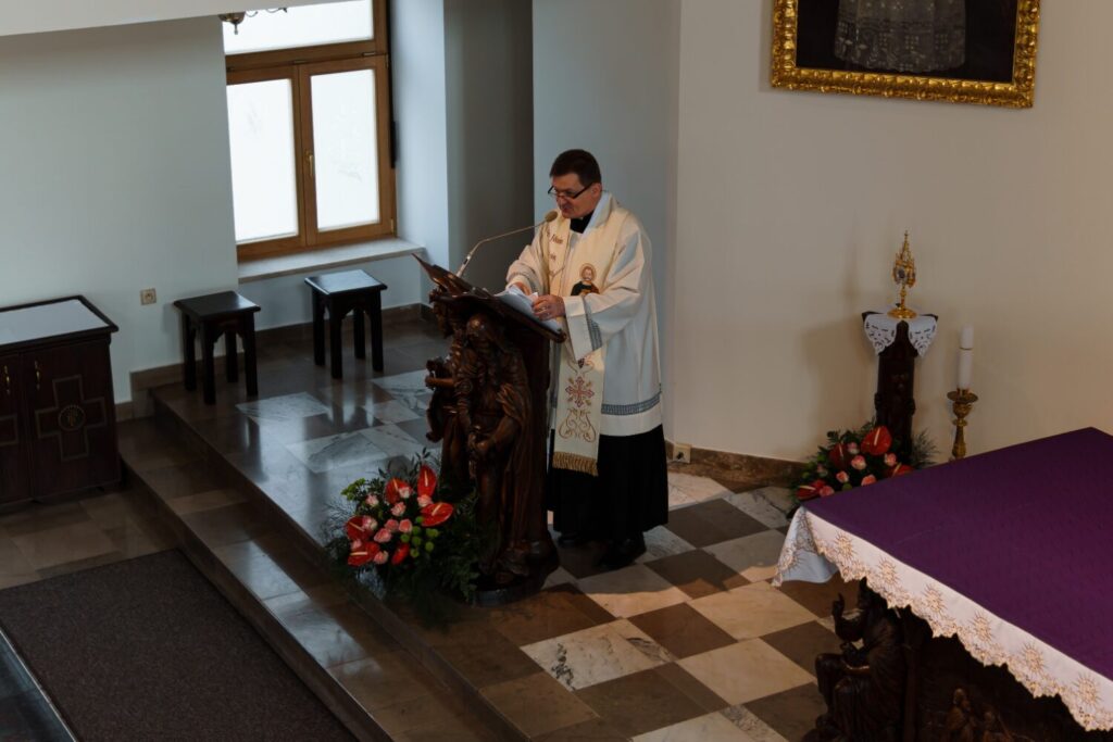 Absolwent naszego Seminarium biskupem Karagandy. Z radością przyjęliśmy wiadomość, że Ojciec Święty mianował ks. Piotra Pytlowanego, kapłana archidiecezji przemyskiej i absolwenta naszego Seminarium, biskupem diecezji Karaganda w Kazachstanie. Biskup nominat urodził się 7 maja 1969 r. w Brzozowie. Po ukończeniu szkoły średniej wstąpił do Wyższego Seminarium Duchownego w Przemyślu. Święcenia kapłańskie przyjął 28 maja 1994 r. Od 1995 r. posługuje jako kapłan fidei donum w Kazachstanie. W ciągu ponad trzydziestu lat pracy misyjnej pełnił tam wiele odpowiedzialnych funkcji, m.in. był proboszczem kilku parafii, prefektem oraz rektorem Międzydiecezjalnego Seminarium Duchownego w Karagandzie. Od 2018 r. jest rzecznikiem Konferencji Episkopatu Azji Centralnej, a od 2025 r. pełnił posługę proboszcza katedry Matki Bożej Nieustającej Pomocy w Astanie. Ks. Piotr Pytlowany pozostawał przez te lata związany również z naszym Seminarium. W 2023 r. prowadził rekolekcje dla wspólnoty seminaryjnej, dzieląc się z alumnami swoim doświadczeniem wiary, kapłaństwa i wieloletniej posługi w Kazachstanie. Nowemu Biskupowi Nominatowi składamy serdeczne gratulacje. Zapewniamy o modlitwie całej wspólnoty Wyższego Seminarium Duchownego w Przemyślu, prosząc, aby Chrystus Dobry Pasterz umacniał go w nowej posłudze, a Duch Święty obdarzał potrzebnymi darami w prowadzeniu Kościoła w Karagandzie. Szczęść Boże, Księże Biskupie Nominacie!