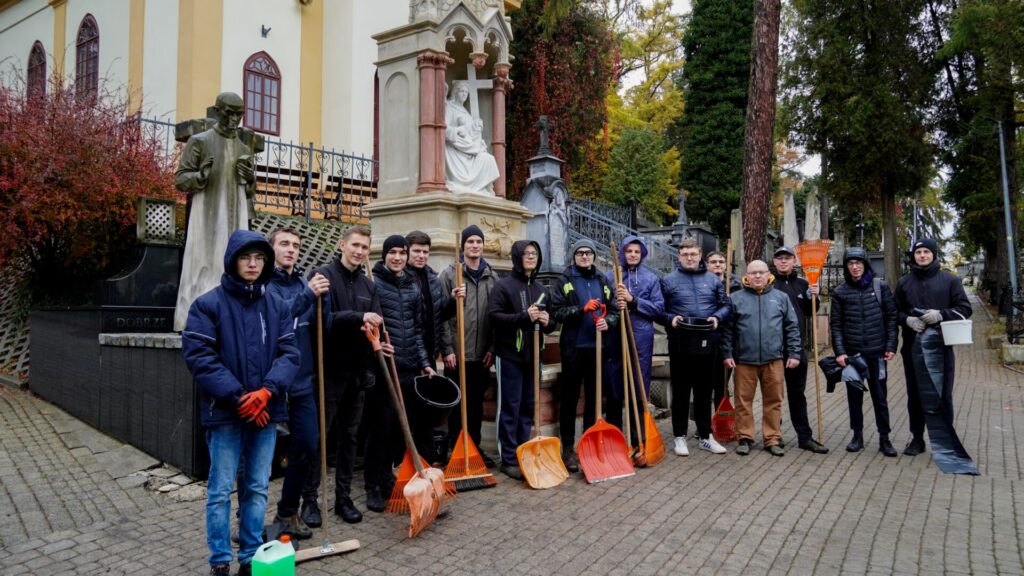 Sprzątanie Cmentarza Głównego 2026