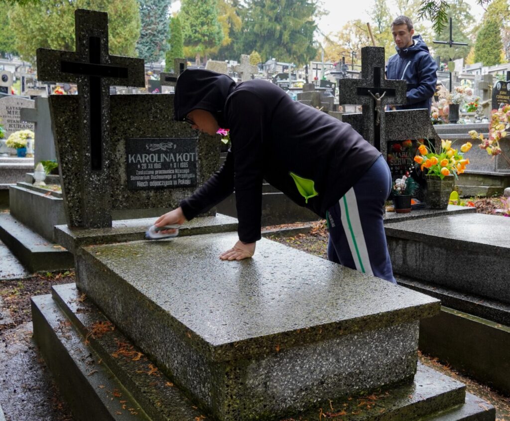 Sprzątanie Cmentarza Głównego 2026