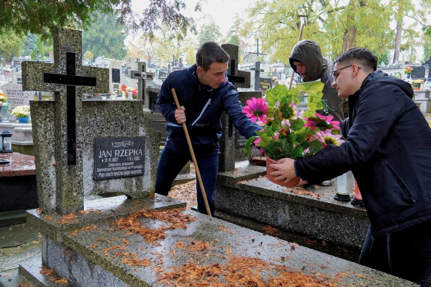 Porządki na cmentarzu